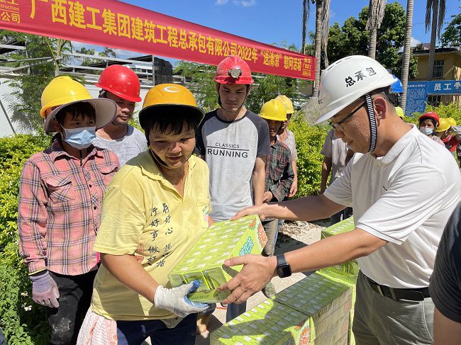 （修圖）陸烜為工人發(fā)放清涼慰問品。容芝雅 攝.jpg